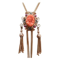 Collar con colgante deslizante de coral, rubíes, diamantes, oro rosa de 14 quilates y plata.