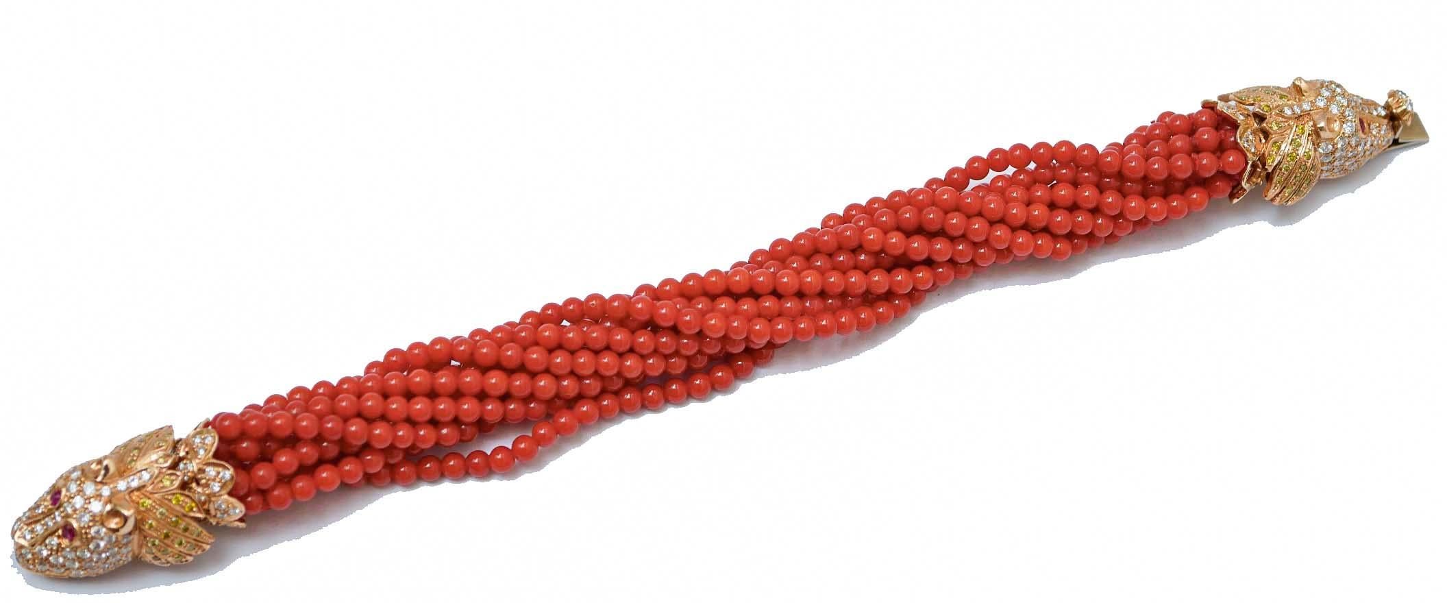 Mode-Armband mit gewebten Korallen montiert und, um die Extremitäten, ein Kopf des Löwen mit Diamanten für alle den Kopf und zwei Rubine als Augen montiert.
Dieses Armband wurde vollständig von italienischen Goldschmiedemeistern handgefertigt und