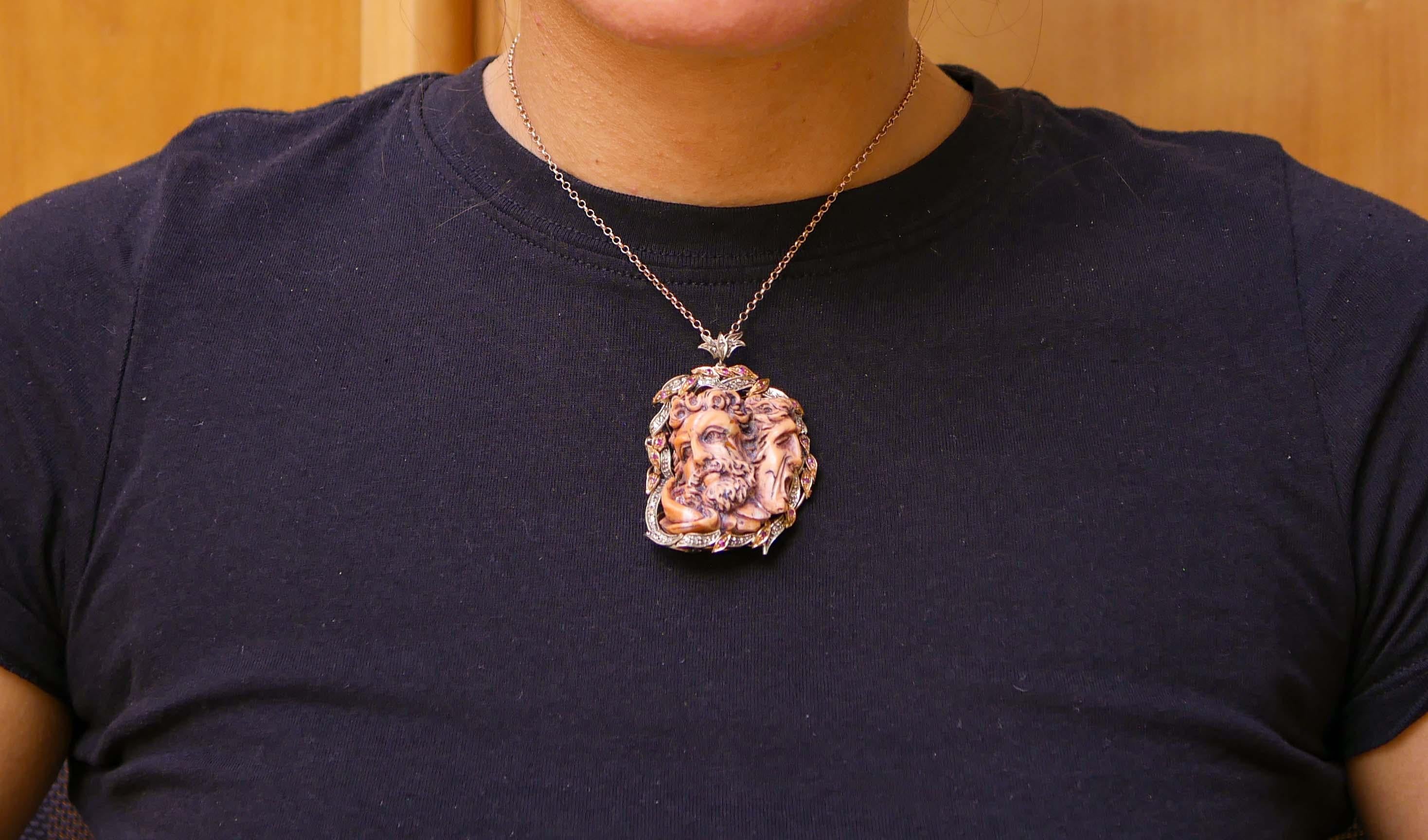 Broche/pendentif en corail, rubis, diamants et or rose. Bon état - En vente à Marcianise, Marcianise (CE)