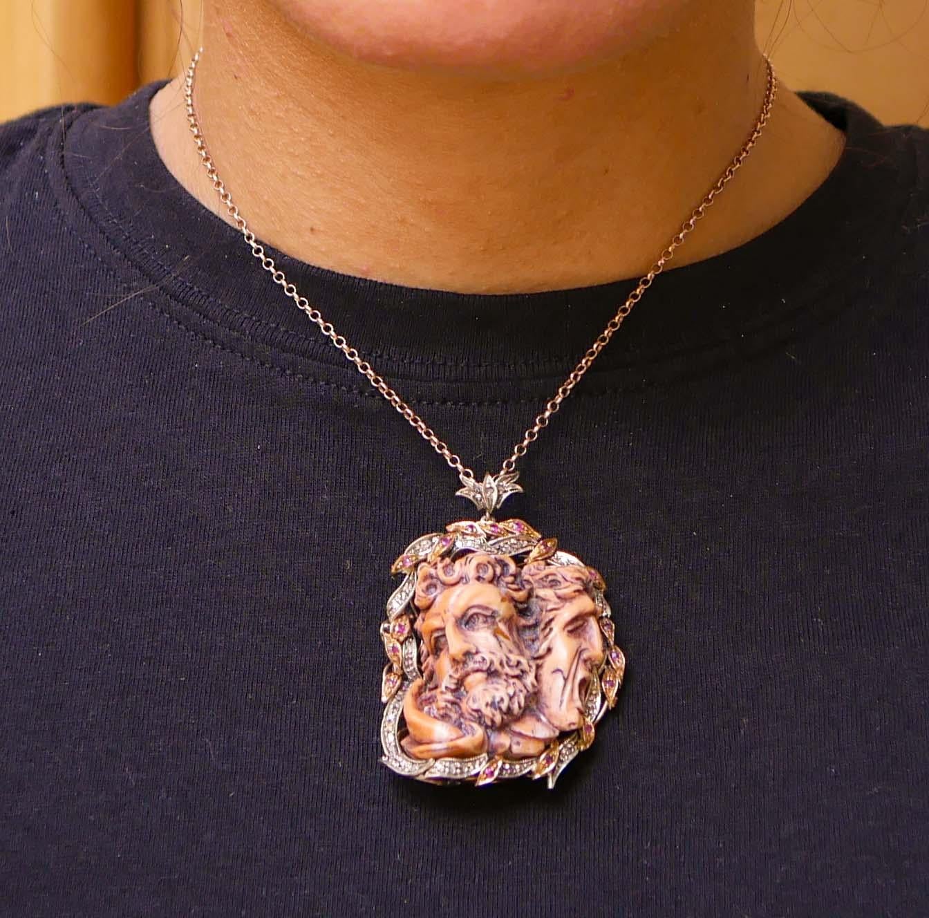 Broche/pendentif en corail, rubis, diamants et or rose. Pour femmes en vente