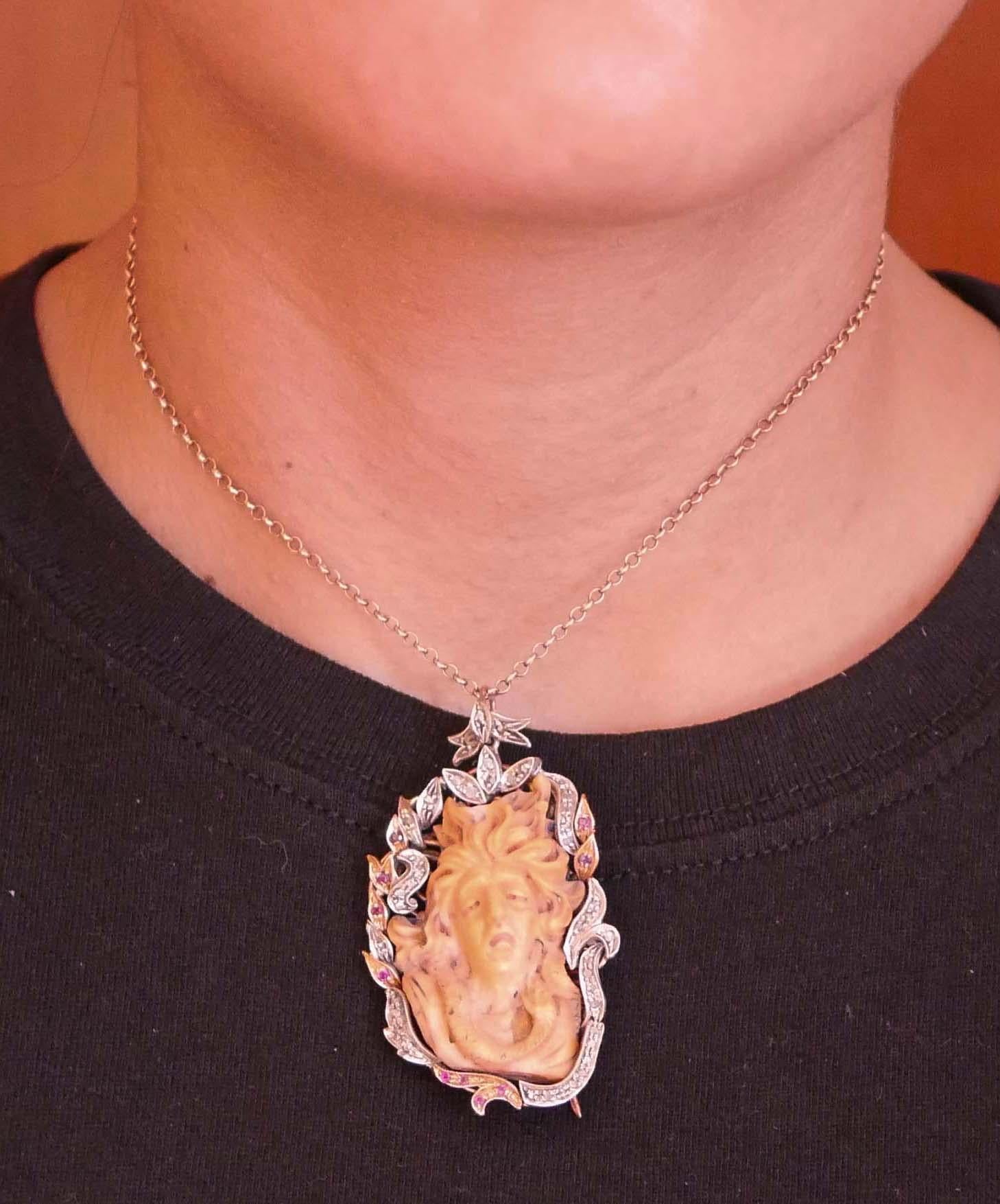 Broche/pendentif en corail, rubis, diamants et or rose. Pour femmes en vente