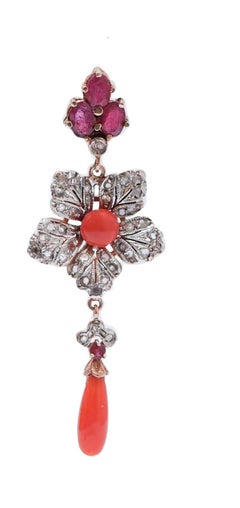 Ohrringe mit Korallen, Rubinen, Diamanten, in Roségold und Silber.