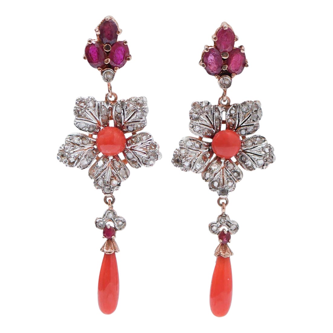 Ohrringe mit Korallen, Rubinen, Diamanten, in Roségold und Silber. im Angebot