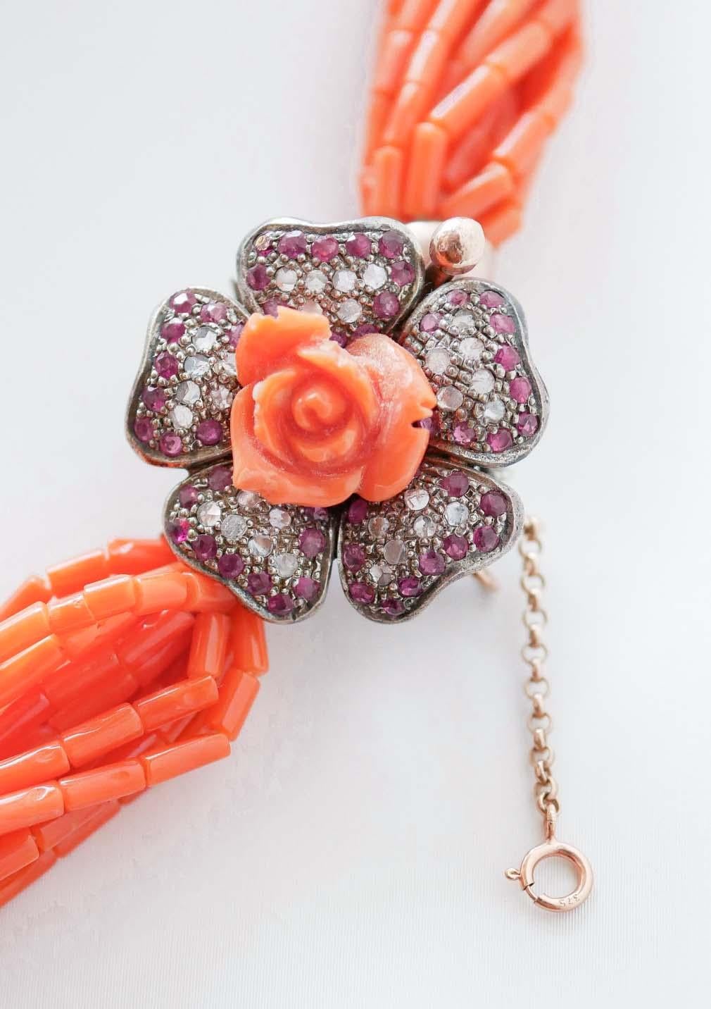 Fantastica collana torchon montata con 15 fili di corallo e, come chiusura, un fiore tempestato di diamanti e rubini. Nella parte centrale, un fiore di corallo.
Questa collana è stata realizzata totalmente a mano da maestri orafi italiani ed è in