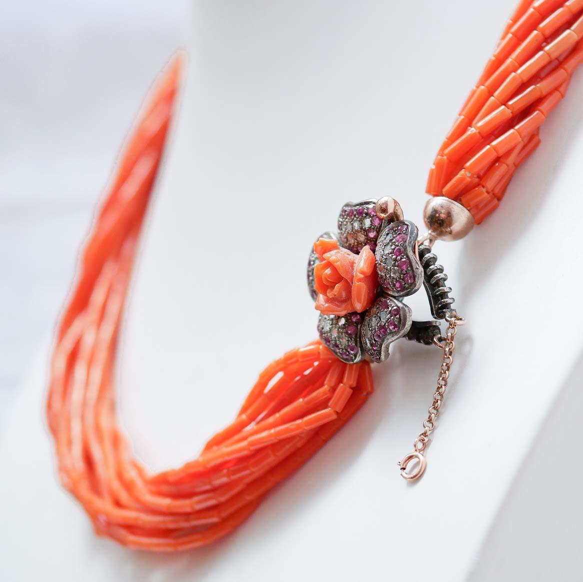 Rétro Collana in corallo, rubini, diamanti, oro rosa e argento. in vendita