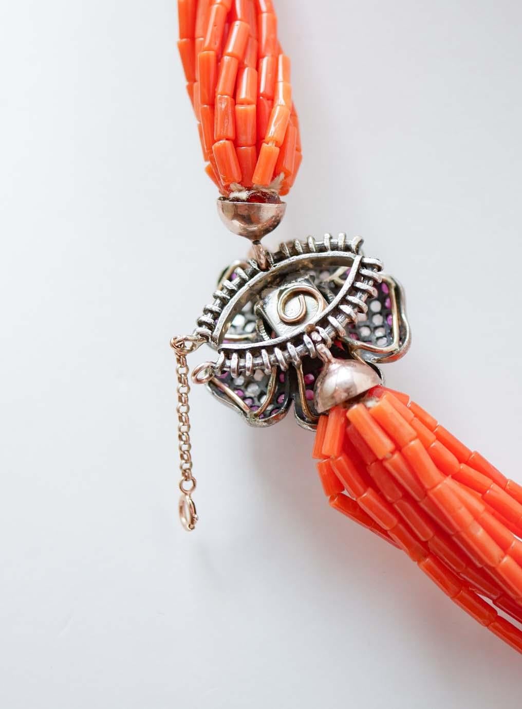 Taglio misto Collana in corallo, rubini, diamanti, oro rosa e argento. in vendita