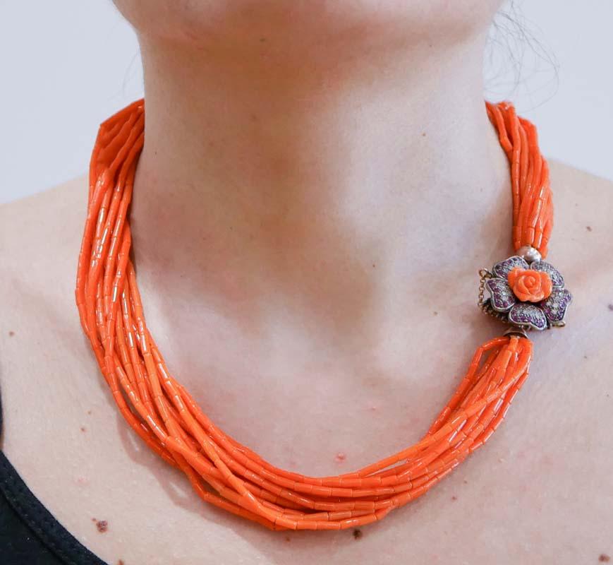 Donna Collana in corallo, rubini, diamanti, oro rosa e argento. in vendita
