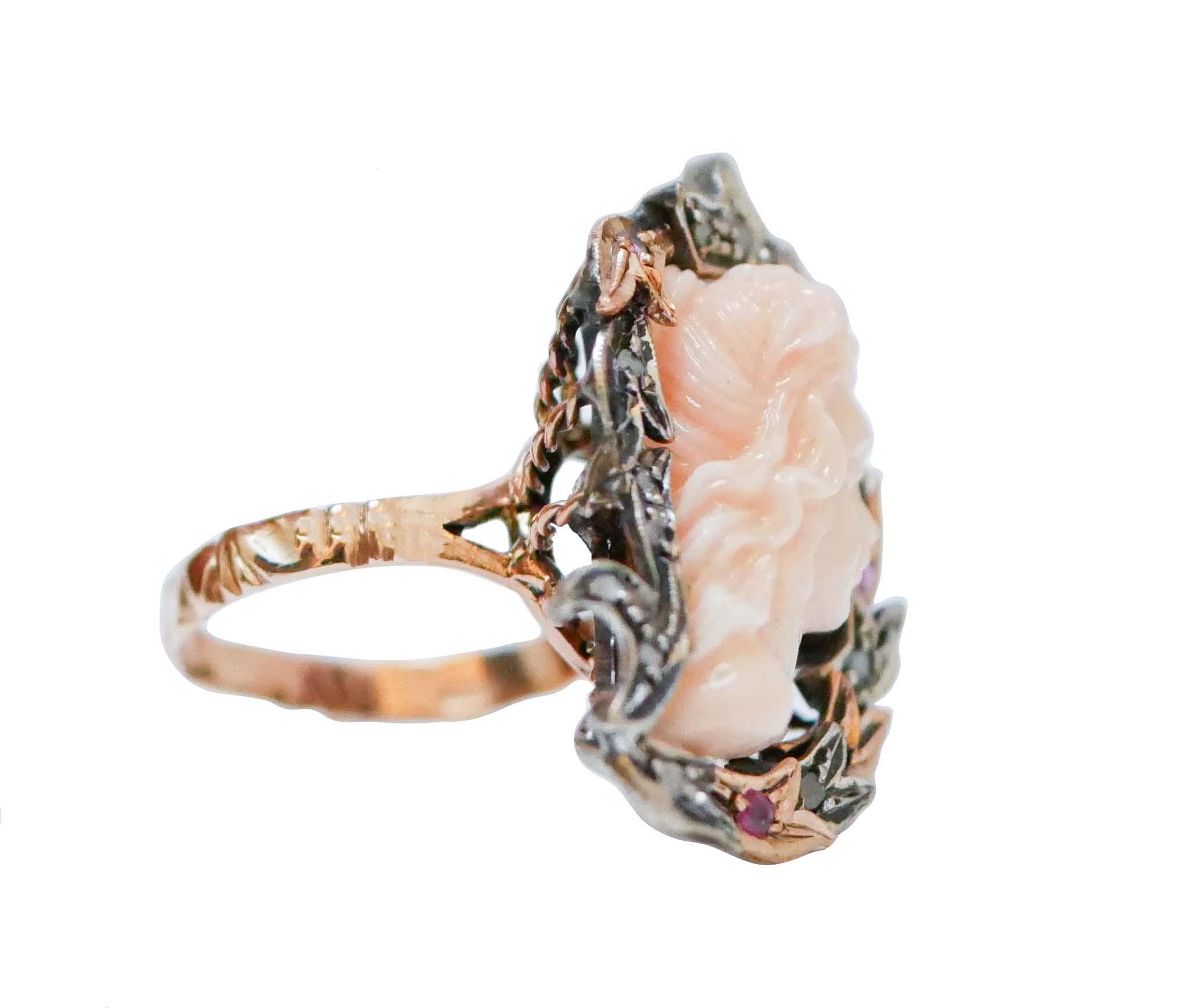 Anillo Retrò de oro rosa de 9 quilates y estructura de plata montada con un coral tallado central rodeado de un marco de diamantes y rubíes.
Este anillo fue totalmente hecho a mano por maestros orfebres italianos y está en perfectas
