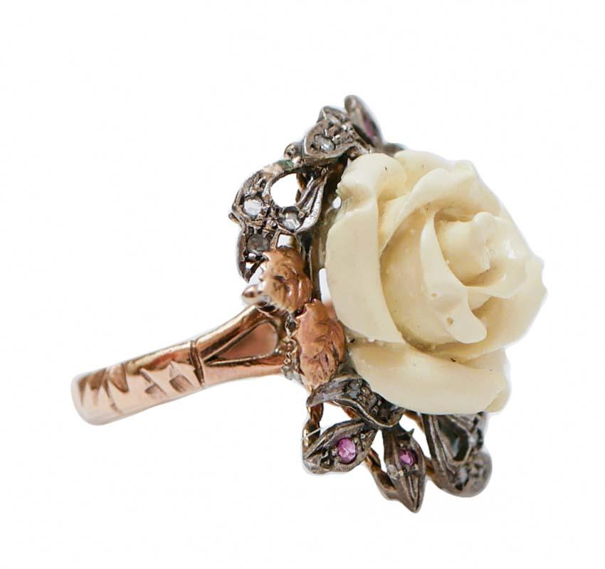Beautiful ring in 9 kt rose gold and silver structure mounted with a central flower of coral paste surrounded by diamonds and rubies.
This ring was totally handmade by Italian master goldsmiths and it is in perfect conditions.
Diamonds 0.14