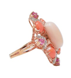 Bague en corail, rubis, diamants, or rose et argent.