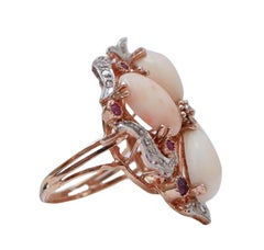 Ring aus Koralle, Rubinen, Diamanten, Roségold und Silber.