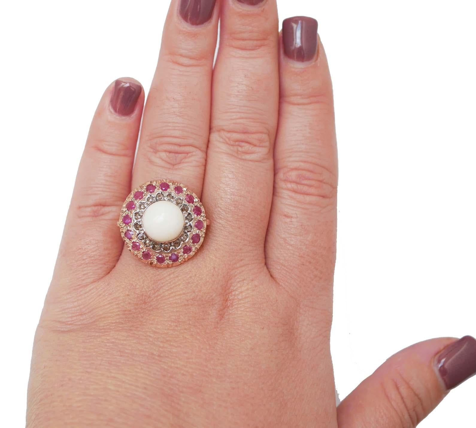 Rétro Anello in corallo, rubini, diamanti, oro rosa e argento. in vendita