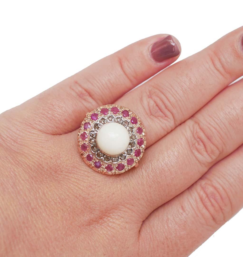 Anello in corallo, rubini, diamanti, oro rosa e argento. In condizioni buone in vendita a Marcianise, Marcianise (CE)
