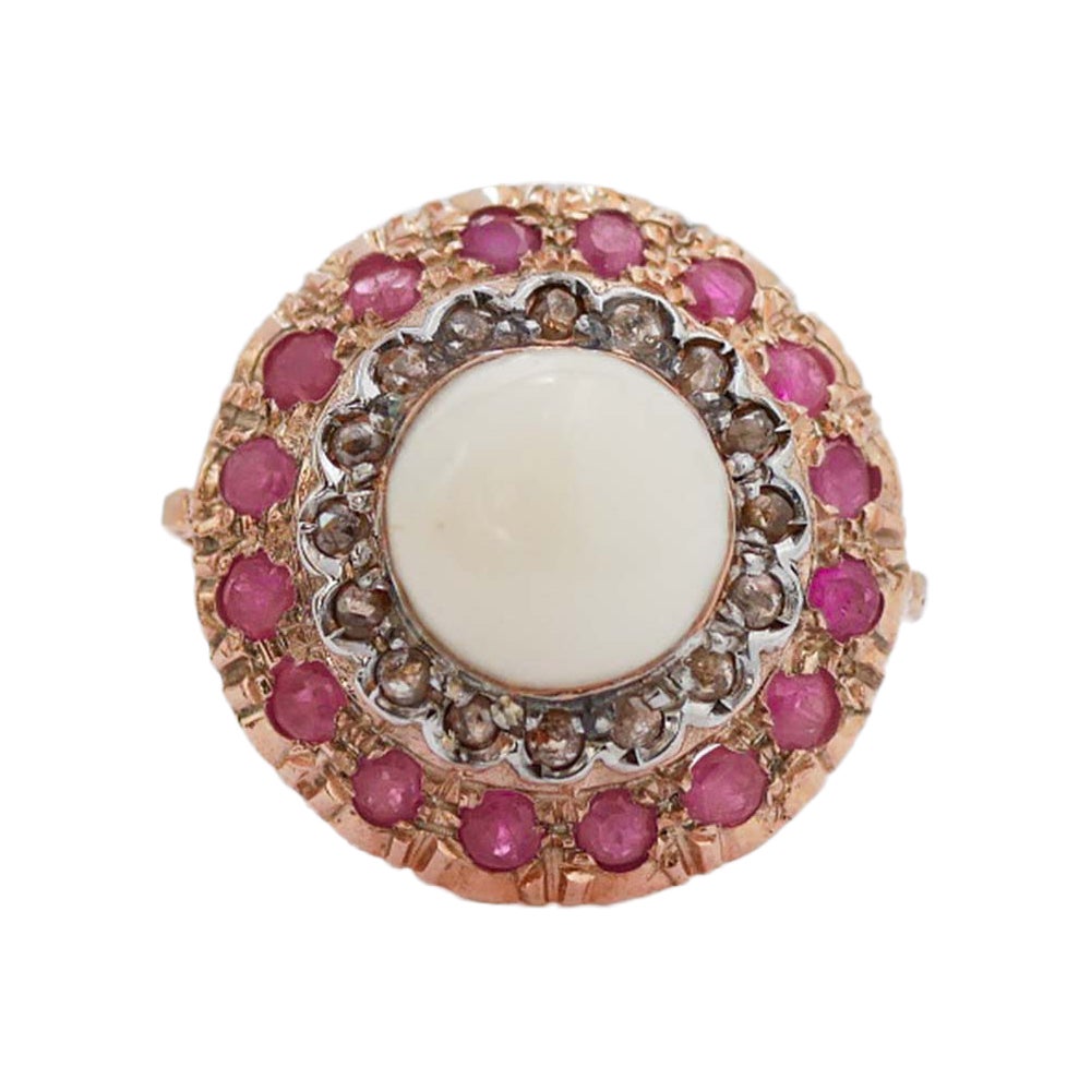 Anello in corallo, rubini, diamanti, oro rosa e argento.