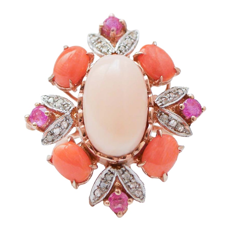 Anello in corallo, rubini, diamanti, oro rosa e argento.