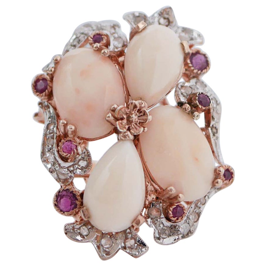 Anello in corallo, rubini, diamanti, oro rosa e argento.