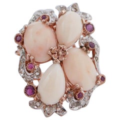 Bague en corail, rubis, diamants, or rose et argent.
