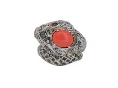 Schlangenring aus Koralle, Rubinen, Diamanten, Roségold und Silber.