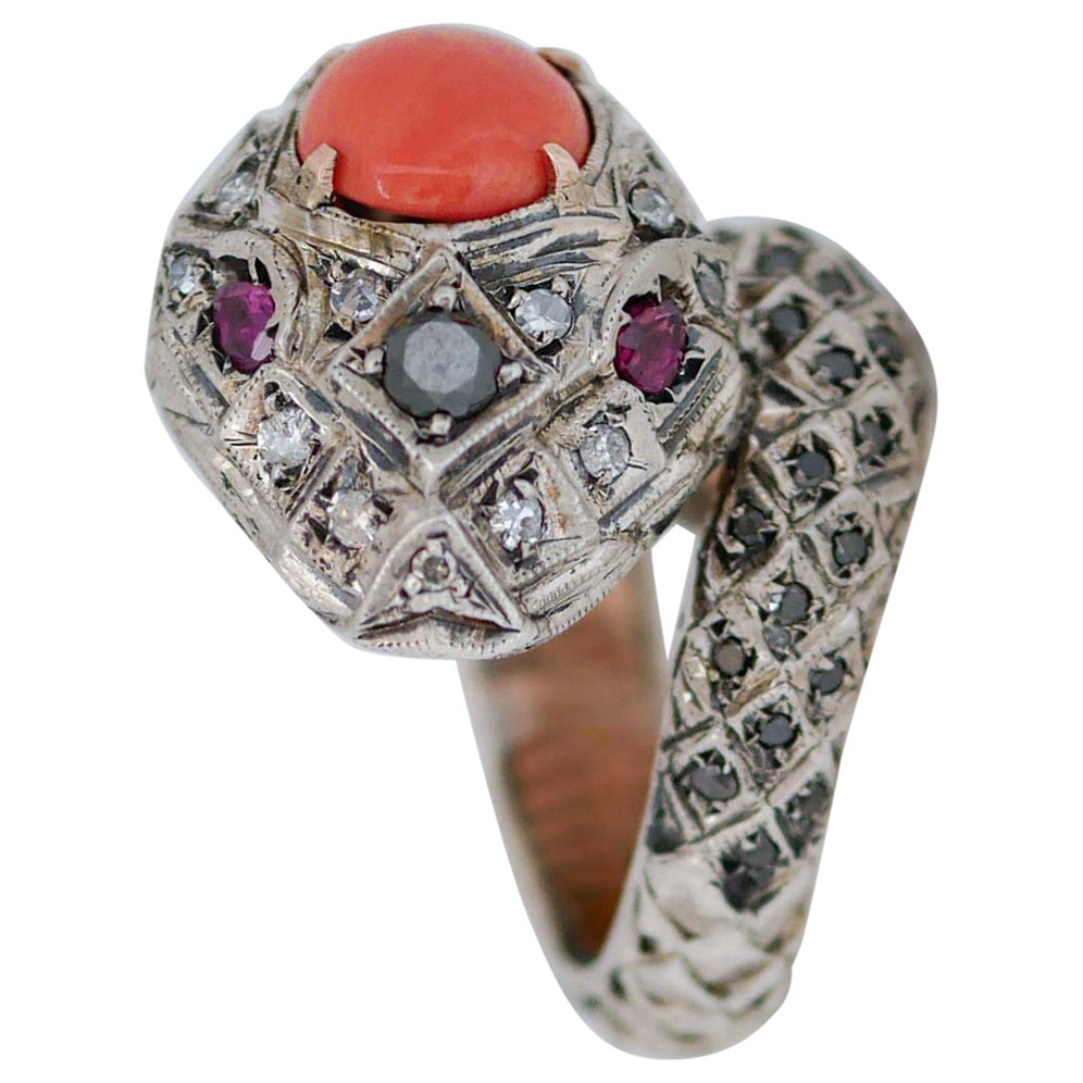 Anillo de serpiente de coral, rubíes, diamantes, oro rosa y plata. en venta