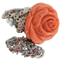 Bracciale in corallo, rubini, smeraldi, zaffiri, diamanti, oro rosa e argento.