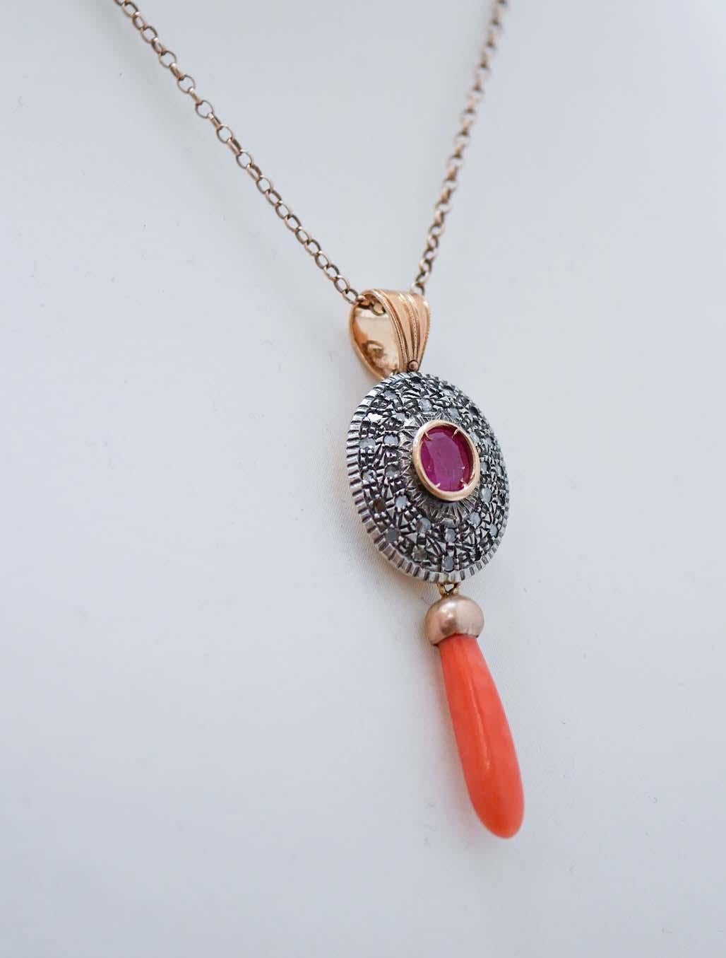 Rétro Collana con ciondolo in corallo, rubino, diamanti, oro rosa 14 carati e argento. in vendita
