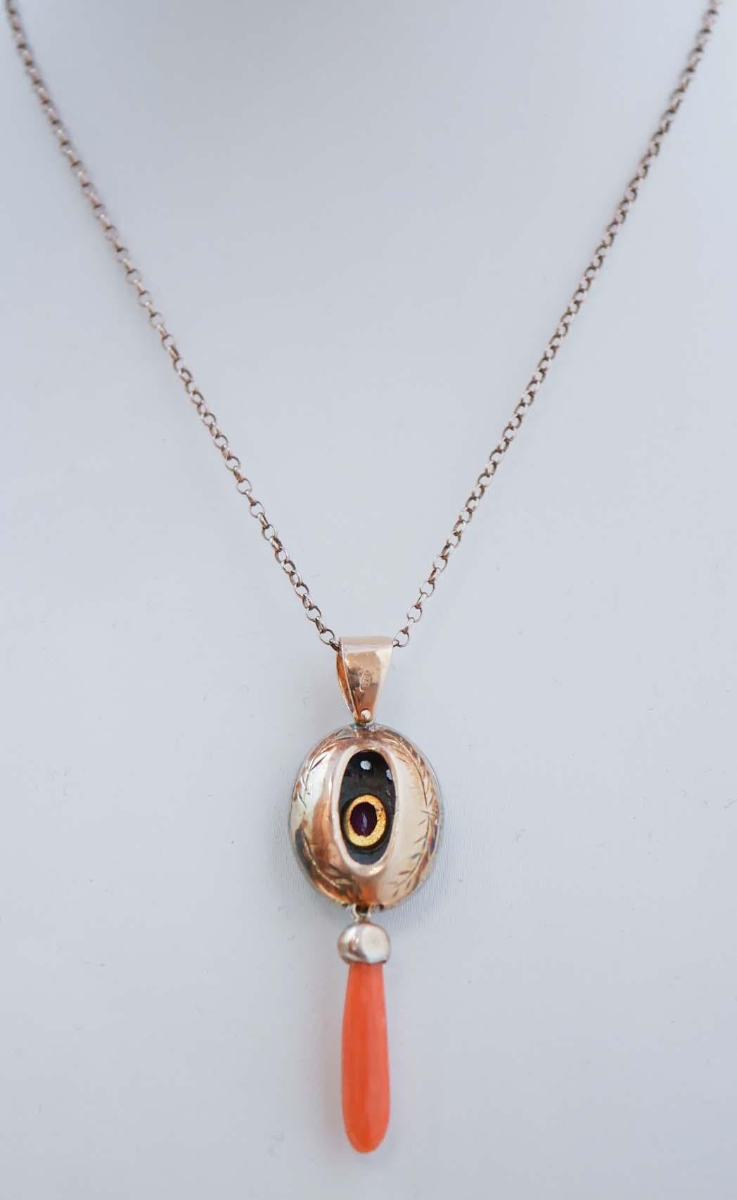 Taglio misto Collana con ciondolo in corallo, rubino, diamanti, oro rosa 14 carati e argento. in vendita