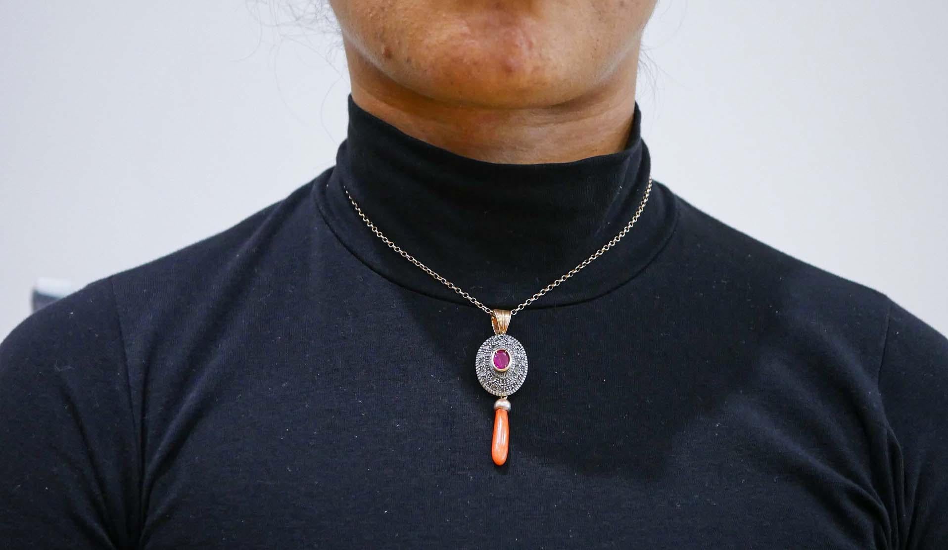 Collana con ciondolo in corallo, rubino, diamanti, oro rosa 14 carati e argento. In condizioni buone in vendita a Marcianise, Marcianise (CE)