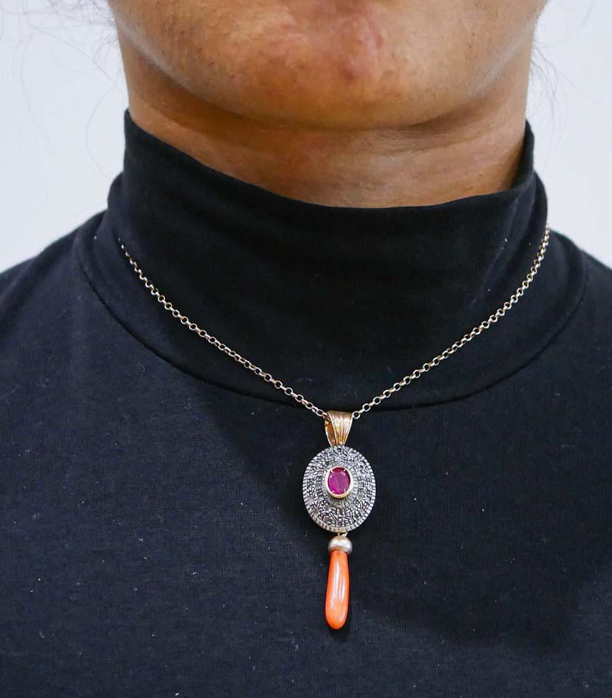 Donna Collana con ciondolo in corallo, rubino, diamanti, oro rosa 14 carati e argento. in vendita