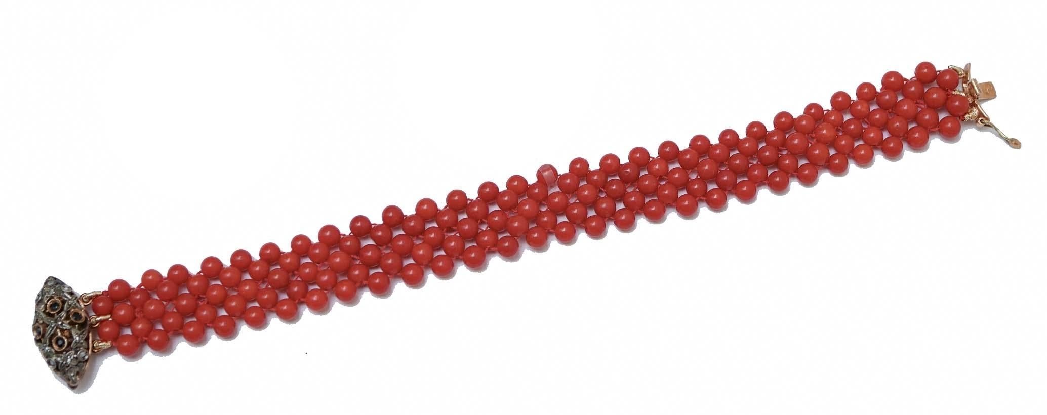 Retrò bracelet mounted with woven corals and a clasp in 14 kt rose gold and silver structure studded with diamonds and sapphires.
This bracelet was totally handmade by Italian master goldsmiths and it is in perfect conditions.
Diamonds 0.10