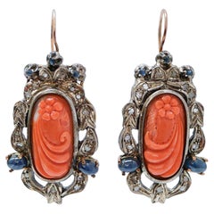 Orecchini in corallo, zaffiri, diamanti, oro rosa 14 carati e argento.