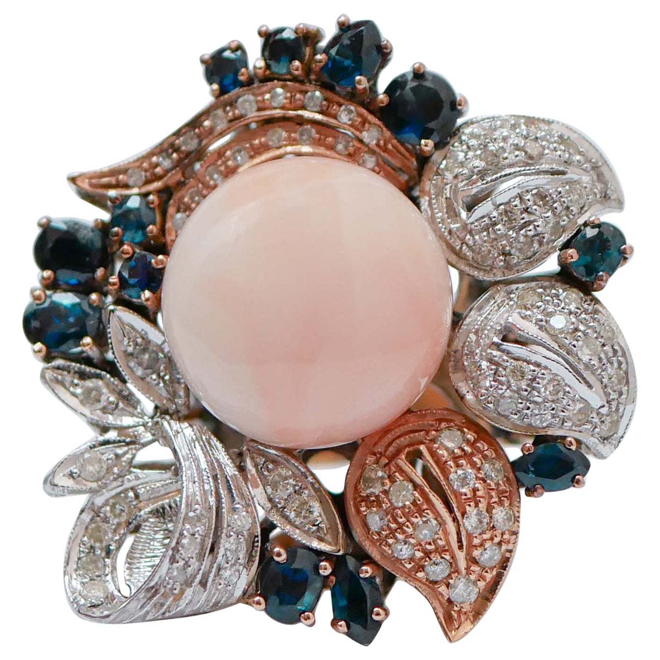 Ring aus 14 Karat Roségold und Weißgold mit Koralle, Saphiren, Diamanten.