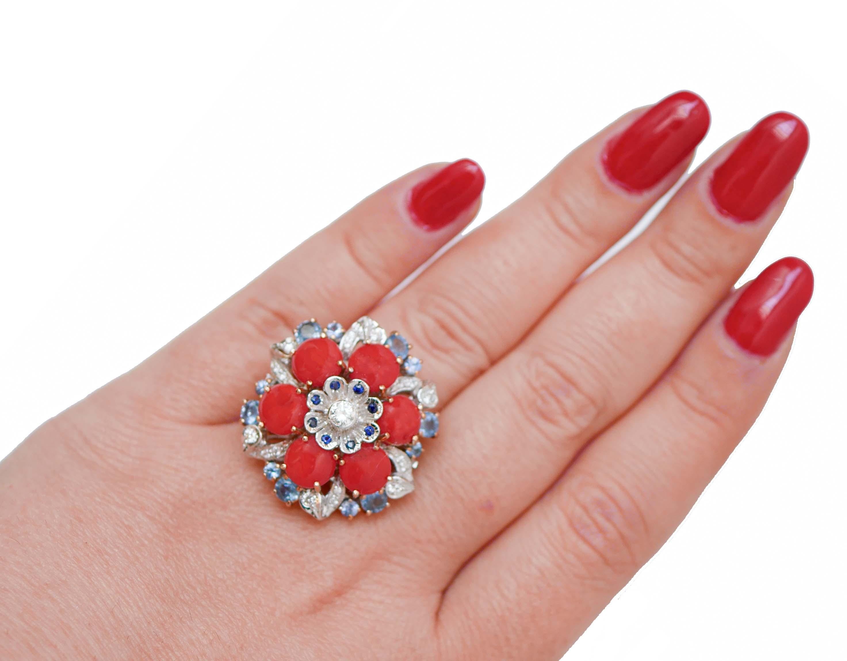 Coral, Sapphires, Diamonds, 14 Karat White and Rose Gold Ring. In Good Condition In Marcianise, Marcianise (CE)