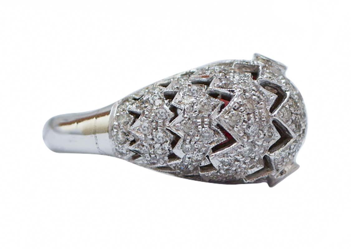 Bague Fashion fish en or blanc 14 kt montée avec deux saphirs en guise d'yeux et toute la tête est constellée de diamants. Dans la bouche, une sphère de corail.
Cette bague a été entièrement réalisée à la main par des maîtres orfèvres italiens et