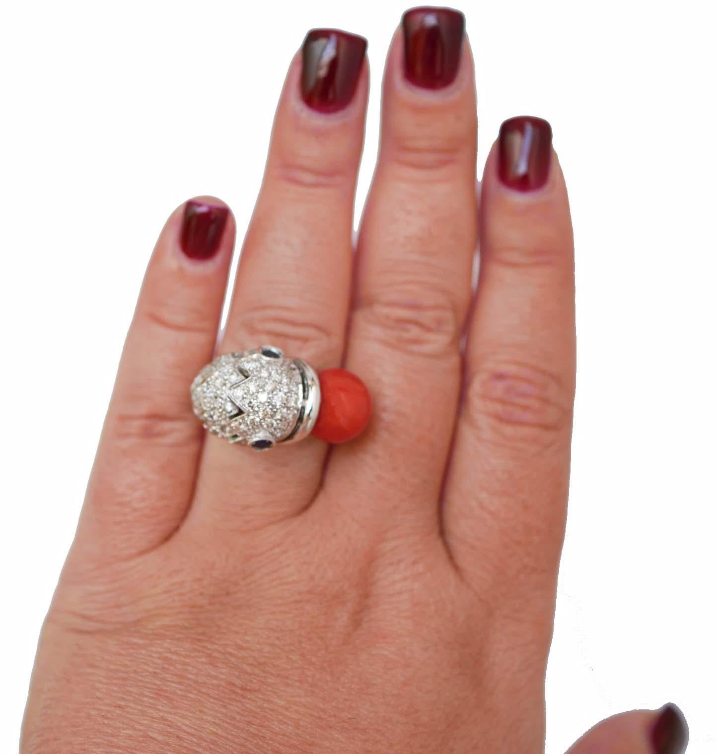 Taille mixte Corail, saphirs, diamants, bague poisson en or blanc 14 carats. en vente