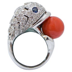 Corallo, zaffiri, diamanti, anello a forma di pesce in oro bianco 14 carati.