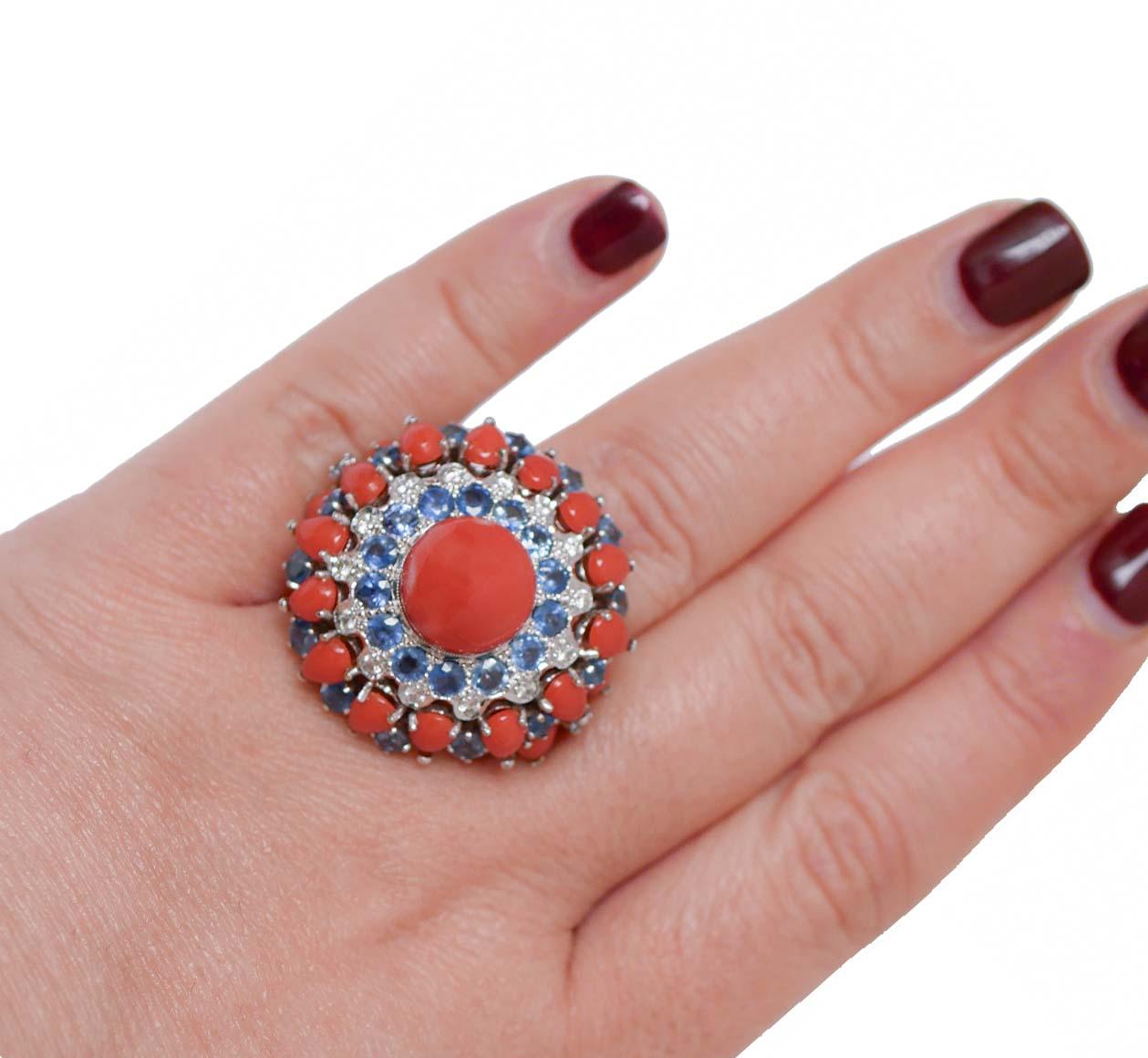 Coral, Sapphires, Diamonds, 14 Karat White Gold Ring. In Good Condition In Marcianise, Marcianise (CE)