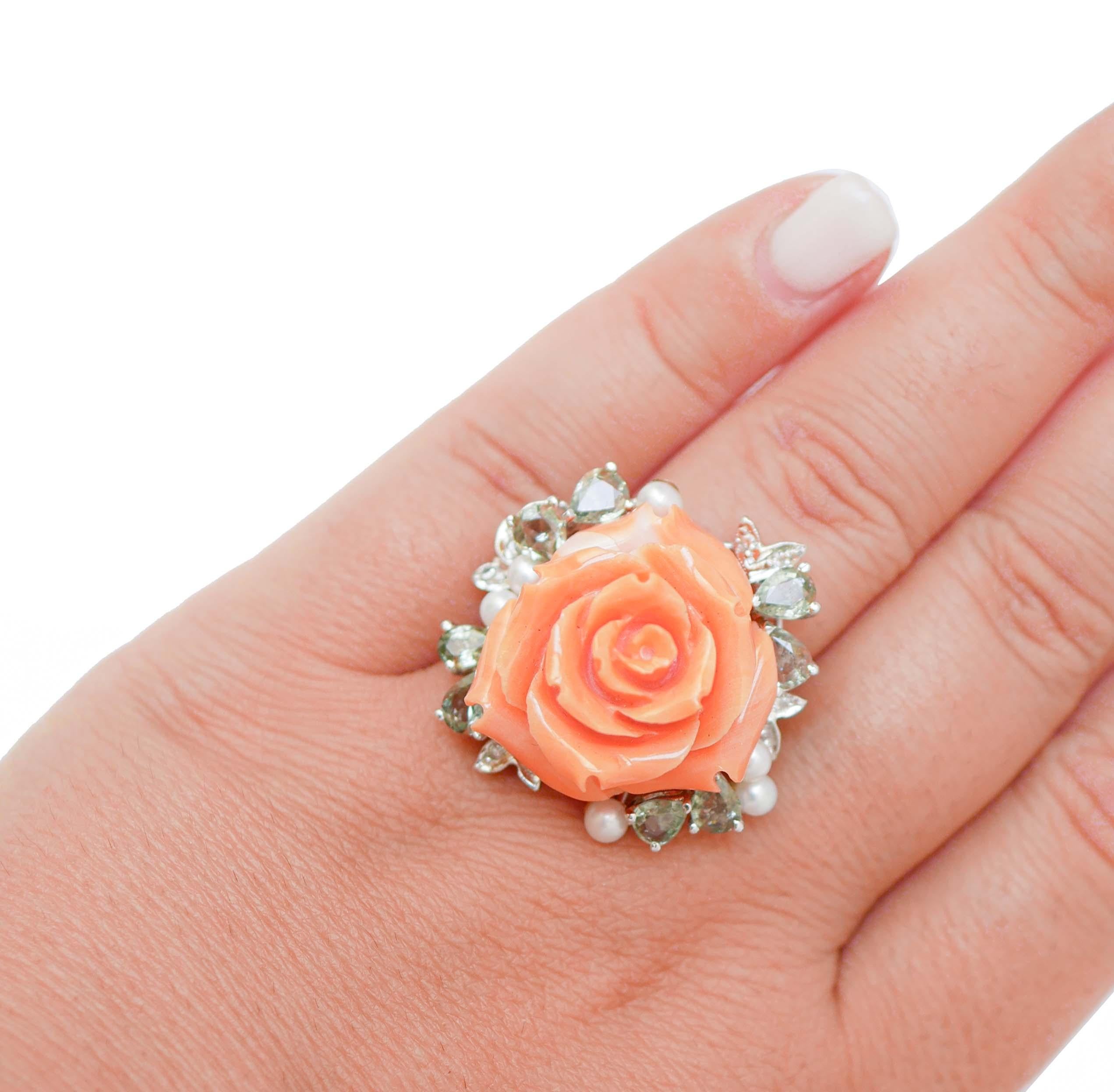 Coral, Sapphires, Diamonds, Pearls, 14 Kt White Gold Ring. In Good Condition In Marcianise, Marcianise (CE)