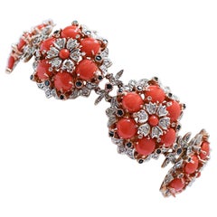 Armband aus Korallen, Saphiren, Diamanten, Roségold und Silber.