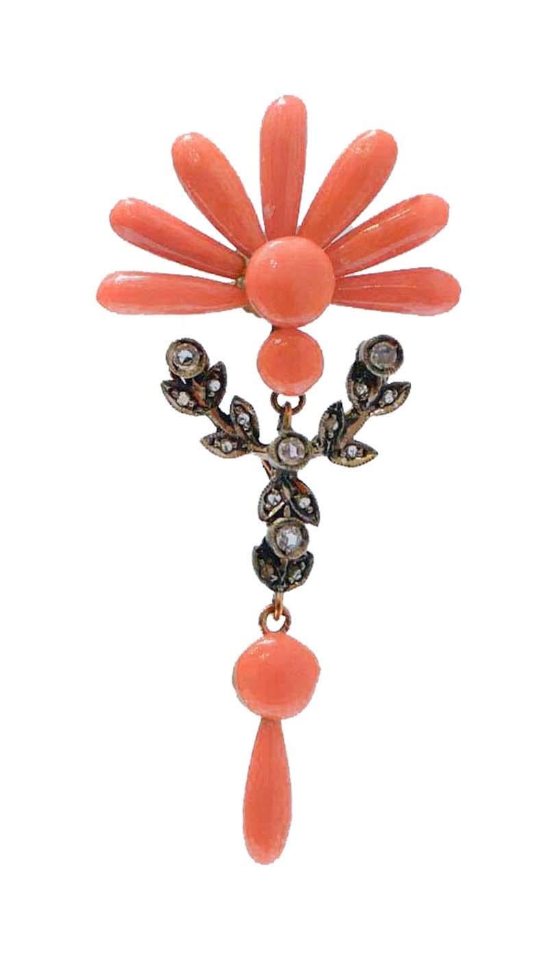 Wunderschöne fächerförmige Ohrringe in 9 kt Roségold und Silberstruktur mit Korallen und  eine mit Diamanten und Saphiren besetzte Struktur.
Diese Ohrringe wurden von italienischen Goldschmiedemeistern vollständig von Hand gefertigt und befinden