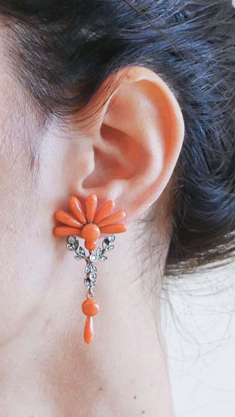 Coral, Sapphires, Diamonds, Rose Gold and Silver Dangle Earrings im Zustand „Gut“ im Angebot in Marcianise, Marcianise (CE)