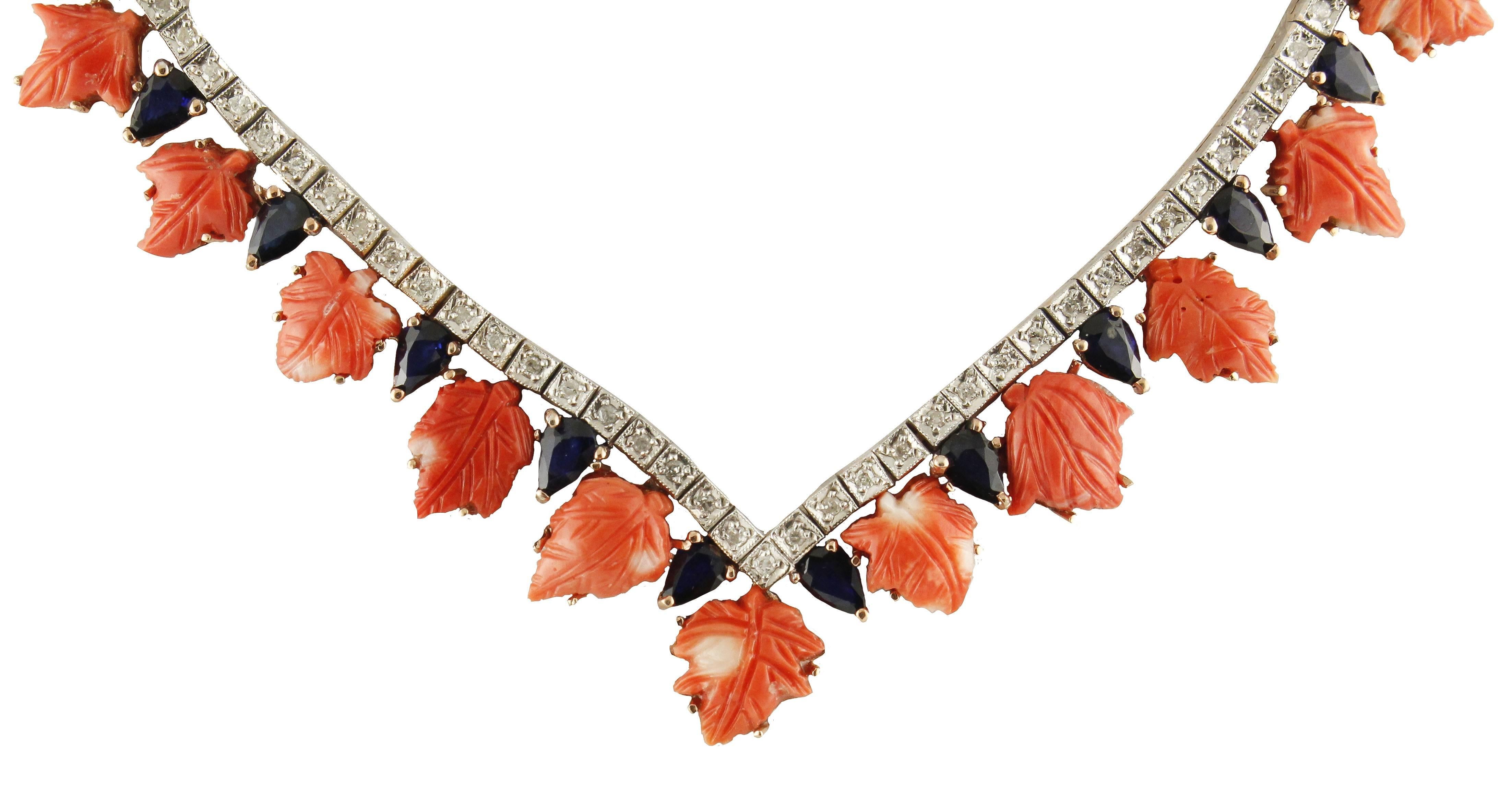 Beautiful choker necklace in 9kt rose gold and silver, all studded with diamonds from ct 1.81, with beautiful coral leaves from 4.30 g alternating with very bright sapphires from ct 4.74. Total weight g 35.
Sapphires ct 4.74
Diamonds ct 1.81
Coral g