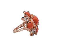 Anello in corallo, zaffiri, diamanti, oro rosa e argento.