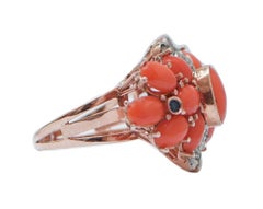 Anello in corallo, zaffiri, diamanti, oro rosa e argento.