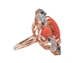 Anello in corallo, zaffiri, diamanti, oro rosa e argento.