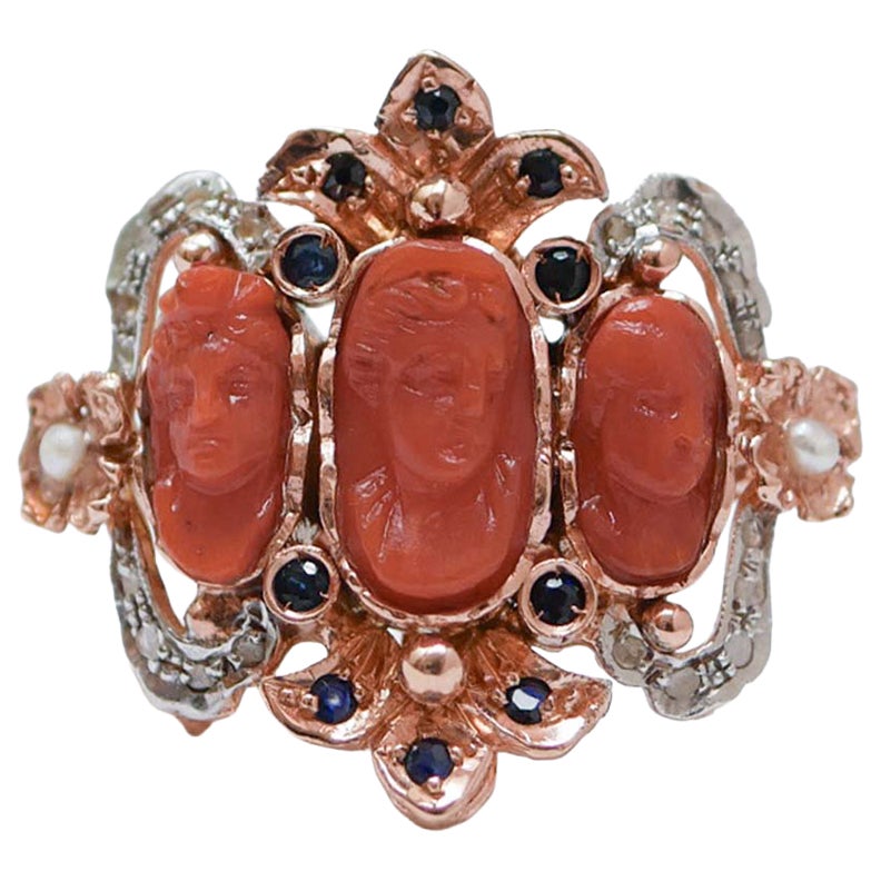 Anello in corallo, zaffiri, diamanti, oro rosa e argento.