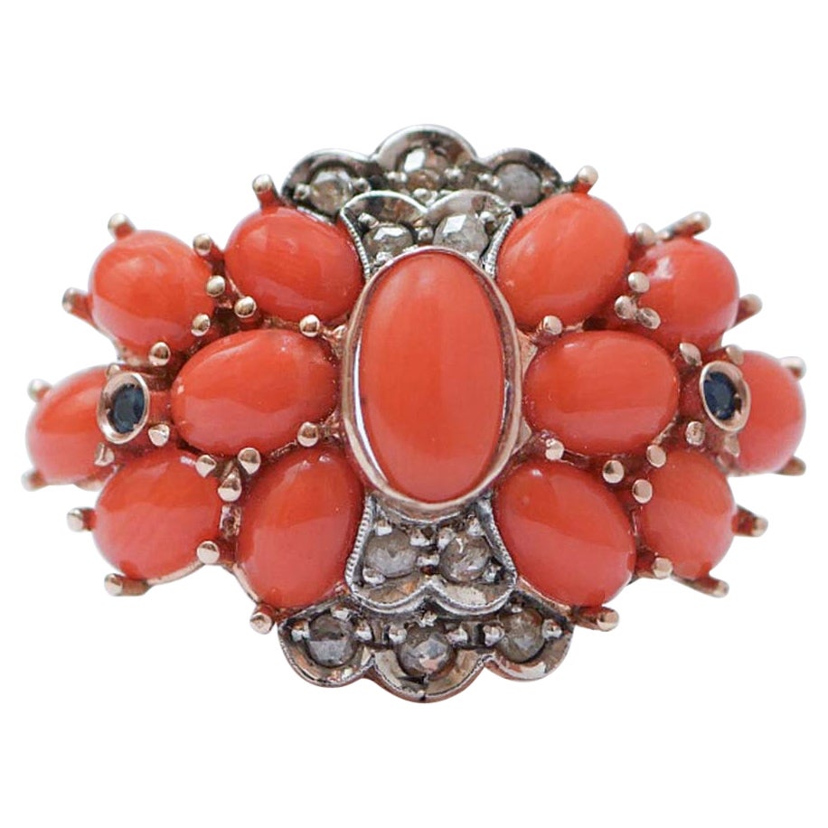 Anello in corallo, zaffiri, diamanti, oro rosa e argento. in vendita
