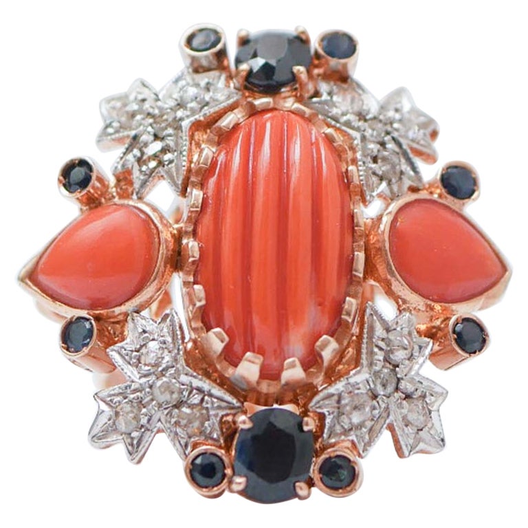 Ring aus Koralle, Saphiren, Diamanten, Roségold und Silber.