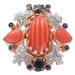 Anello in corallo, zaffiri, diamanti, oro rosa e argento.