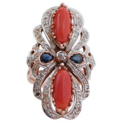 Anello in corallo, zaffiri, diamanti, oro rosa e argento.