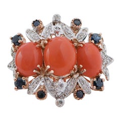 Anello in corallo, zaffiri, diamanti, oro rosa e argento.